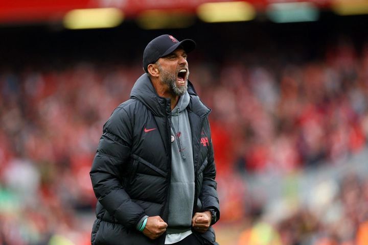 Ăn mừng quá ''sung'' khi Liverpool chiến thắng, HLV Klopp gặp sự cố bất ngờ