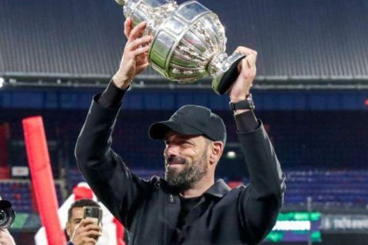 Van Nistelrooy giành 2 danh hiệu ở mùa giải đầu tiên làm HLV