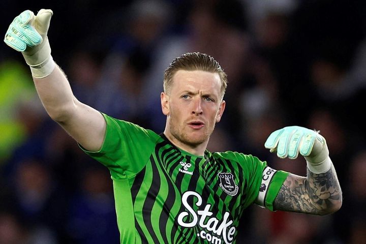 Tài liệu trên chai nước giúp Pickford cản penalty thành công