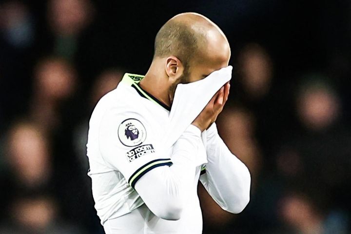 Moura mắc lỗi là tóm tắt cho sự trượt dốc của Tottenham