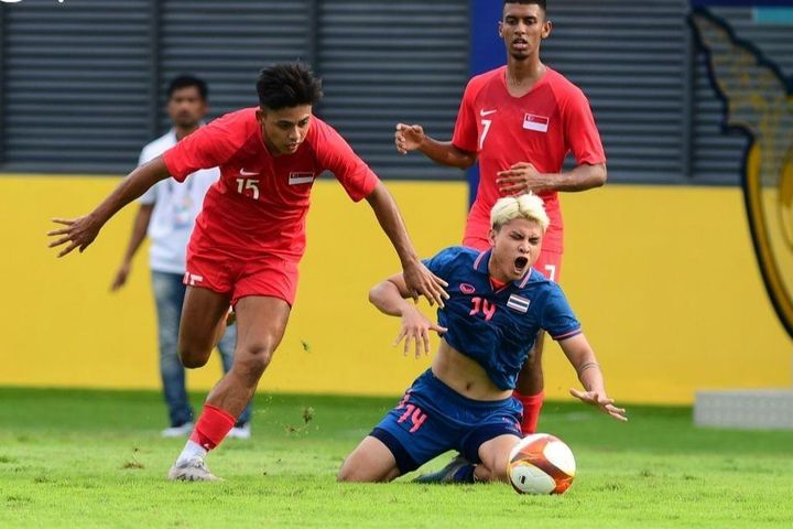 Huấn luyện viên U22 Singapore tiết lộ chiến thuật, quyết thắng U22 Việt Nam; Barcelona nhận tin buồn từ La Liga