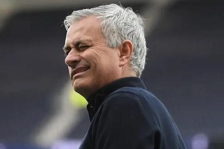 Mourinho từ chối Chelsea để ở lại Roma