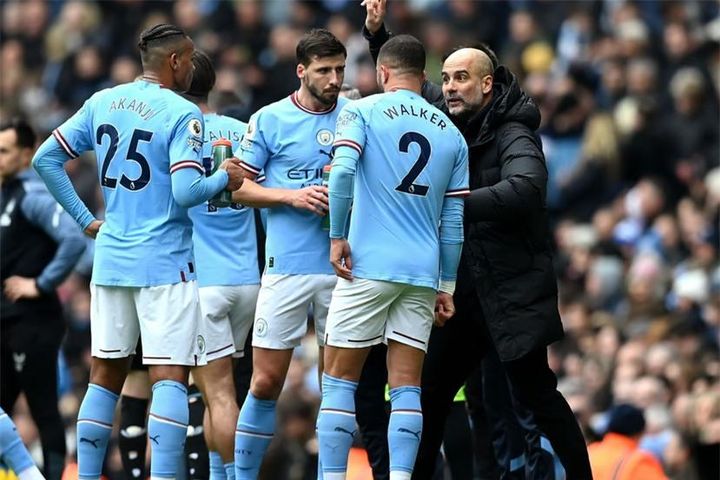 HLV Xavi tin Man City sẽ làm nên lịch sử