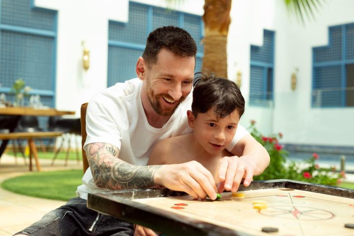 Messi tươi cười trong chuyến đi tới Saudi Arabia