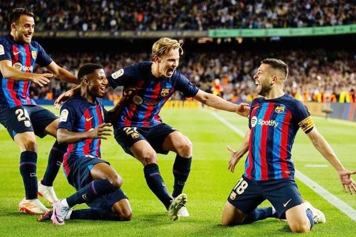 Barca chạm 2 tay vào chức vô địch, Elche xuống hạng