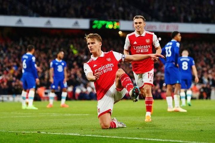 Arsenal gia tăng áp lực lên Man City