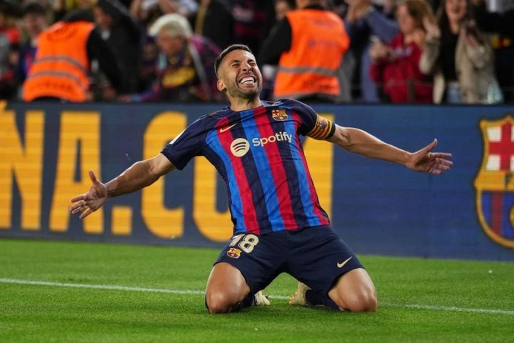 Thắng nhọc Osasuna, Barca chạm một tay vào ngôi vương La Liga
