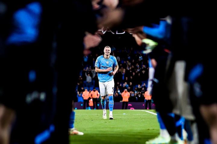 Khoảnh khắc Man City xếp hàng mừng kỷ lục của Haaland