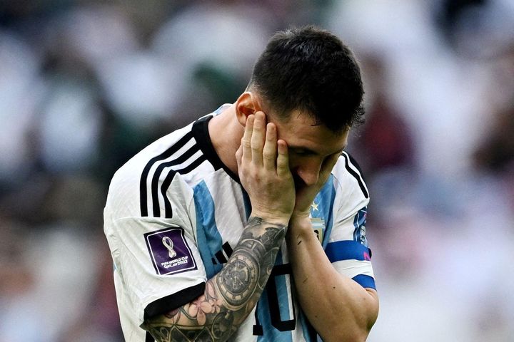 CĐV PSG vây trụ sở đội bóng, mắng chửi Messi