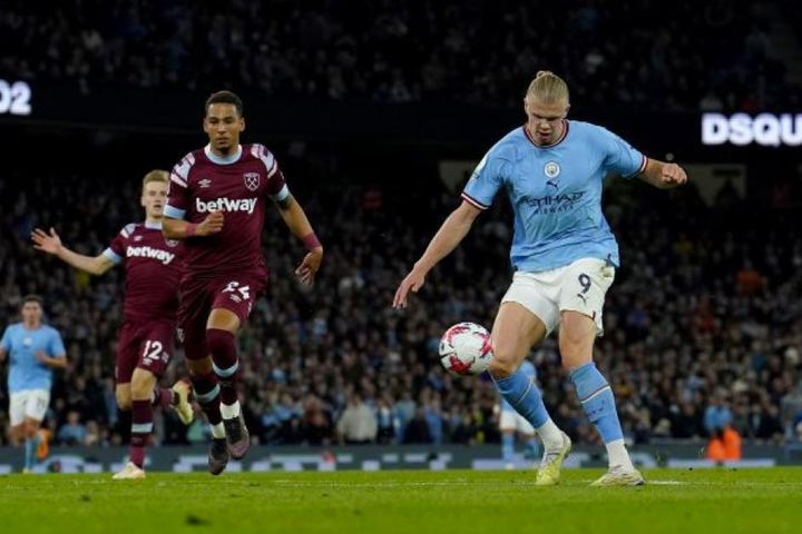Thắng West Ham, Man City chạm tay vào ngôi vương Ngoại hạng Anh