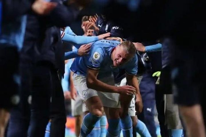 Erling Haaland tiết lộ đồng đội Man City chúc mừng kỷ lục ghi bàn đến... bầm lưng