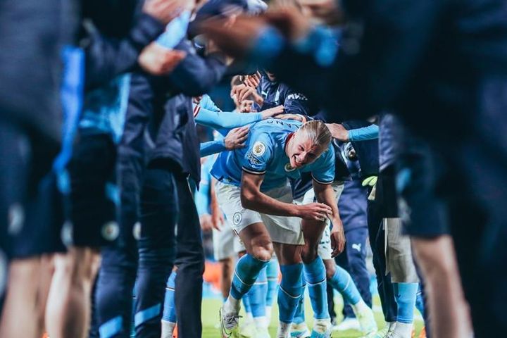 Haaland tiết lộ bị… đánh bầm lưng vì hàng rào danh dự của Man City