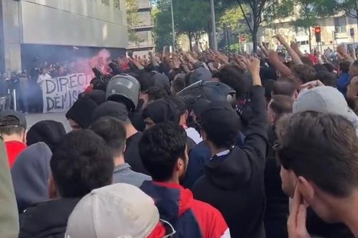 Cổ động viên PSG biểu tình đòi tống cổ Messi khỏi Paris