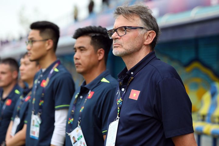 HLV Troussier: 'U.22 Việt Nam không được phép sợ hãi'; Cha Messi khẳng định con trai sẽ rời PSG vào cuối mùa