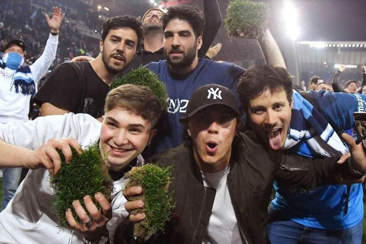 Lấy miếng cỏ 'Diego Armando Maradona' về làm kỷ niệm