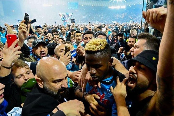 Biển người ăn mừng Napoli vô địch Serie A sau 33 năm