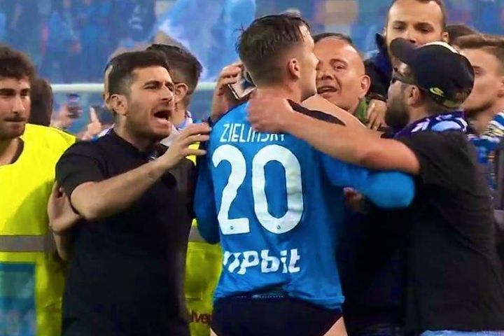 Sao Napoli bị CĐV lột quần áo sau khi vô địch