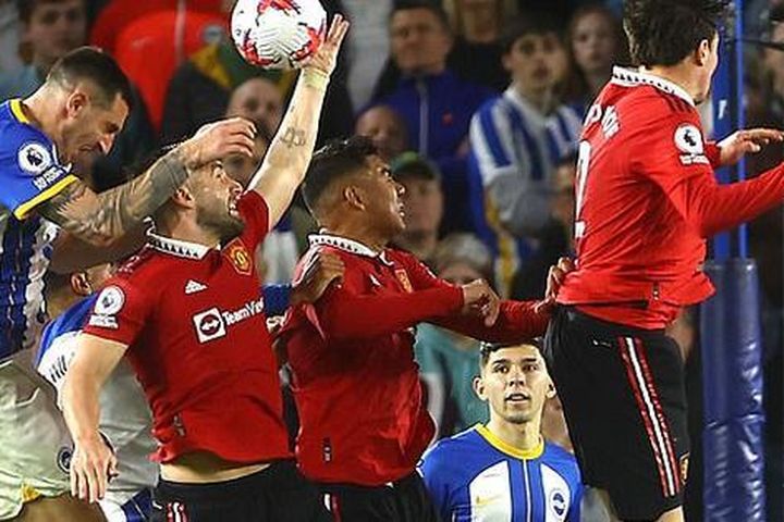'Tội đồ' Luke Shaw giúp Brighton đòi nợ, Man United lỡ Top 3 Ngoại hạng Anh