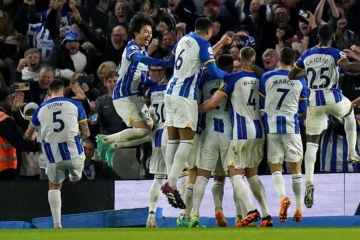 Manchester United thua Brighton, cuộc đua top 4 ngày càng gay cấn