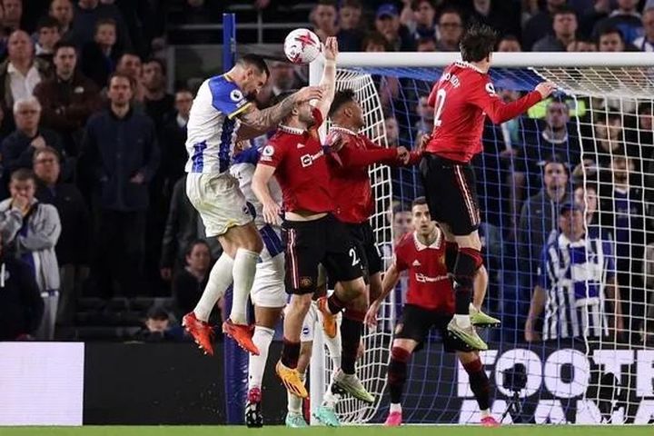 Luke Shaw không thể giải thích pha 'đánh bóng chuyền' khiến MU thua Brighton