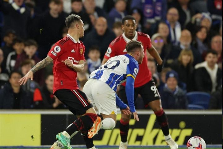 Antony thoát thẻ đỏ trước Brighton