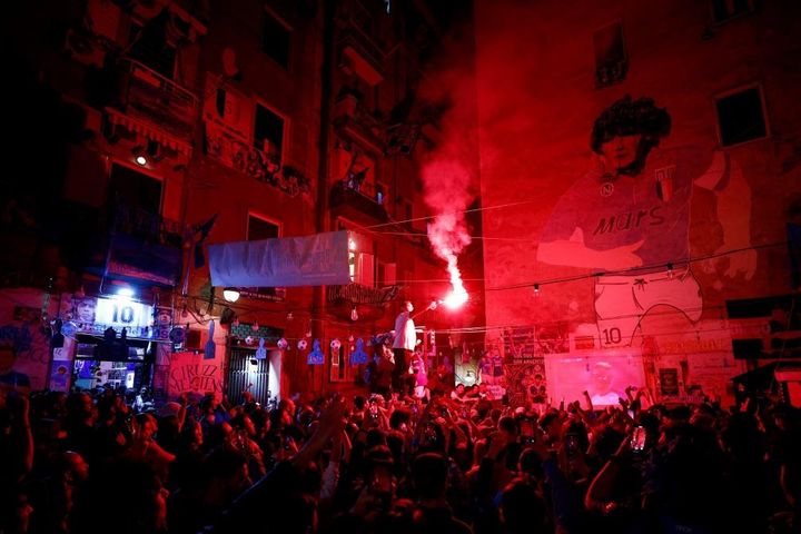 Biển người tràn ra đường ăn mừng chức vô địch Serie A của Napoli