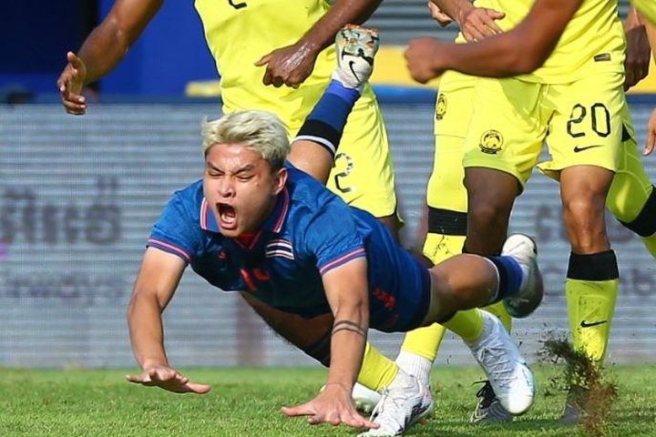 U22 Thái Lan dẫn Malaysia 2-0