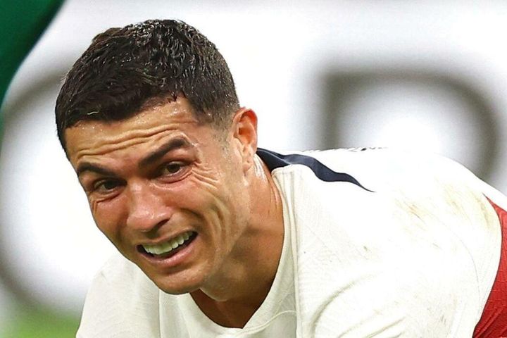 Ronaldo bị chỉ trích sau màn xin lỗi của Messi