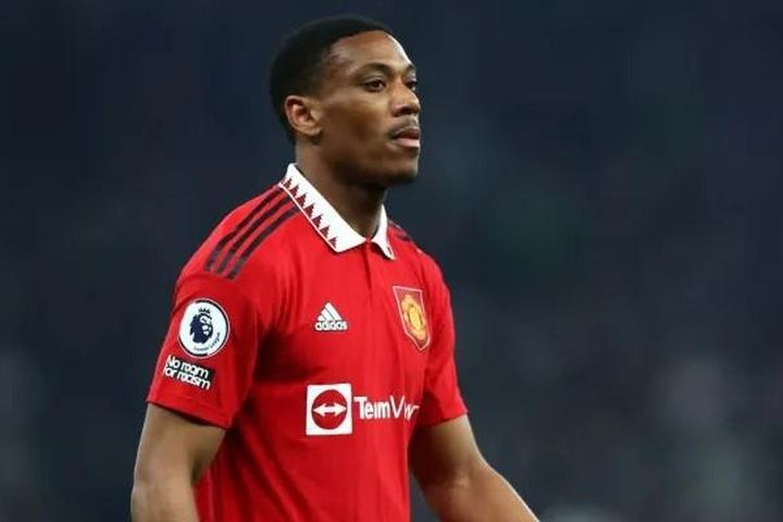 Anthony Martial không nên tiếp tục khoác áo MU