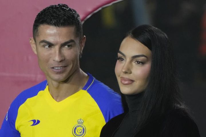 Ronaldo bị chê ăn cú lừa đến Al Nassr, lại 'đau đầu' bạn gái