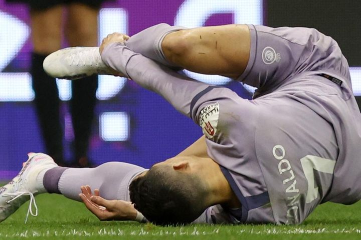 Ronaldo bất ngờ gặp tai nạn