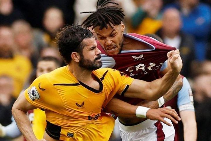 Diego Costa ẩu đả với trung vệ cao gần 2 m