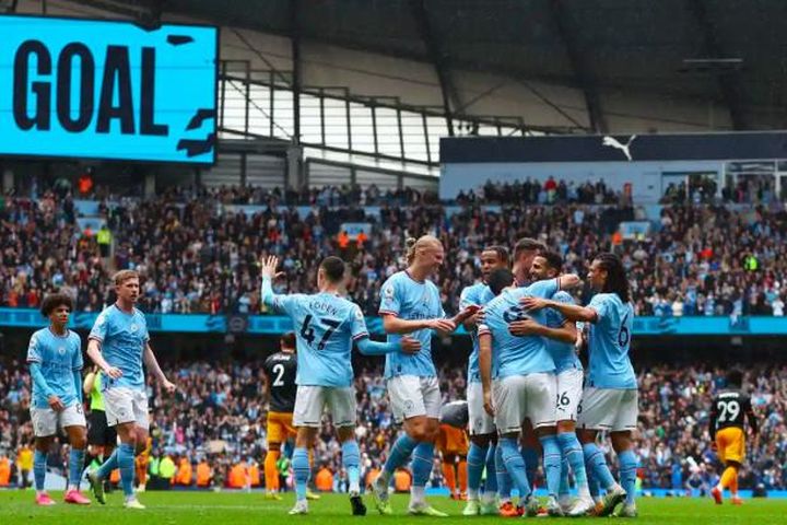 Man City chạm tay vào ngôi vương, Chelsea nếm mùi chiến thắng