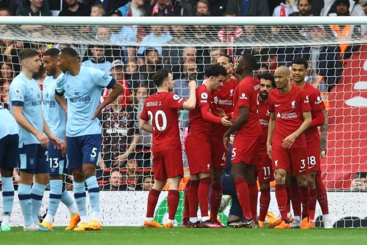 Salah ghi bàn duy nhất, Liverpool áp sát Man United