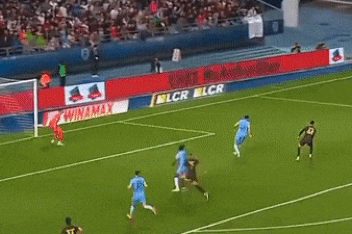 Mbappe lại ghi bàn may mắn