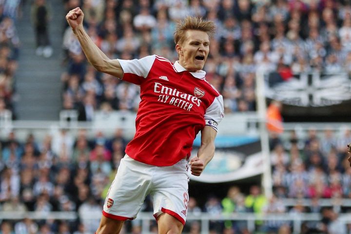 Arsenal chỉ còn kém Man City 1 điểm