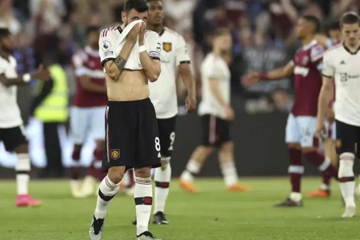 Thua West Ham, Quỷ đỏ bị Liverpool bám sát