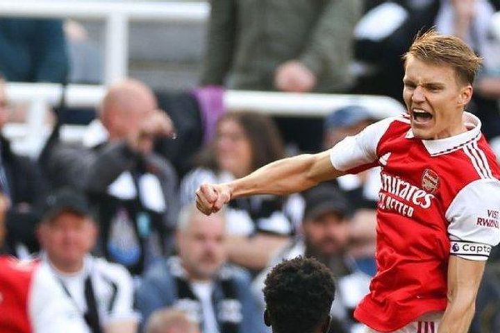 Xin lỗi Man City, Arsenal chưa đầu hàng đâu!