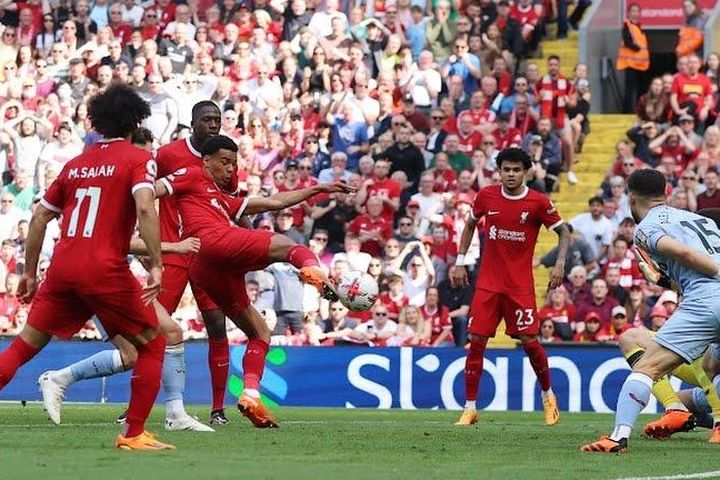 Bị Aston Villa ngáng chân, Liverpool xa dần vé dự Champions League