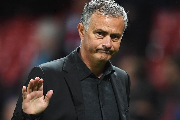 HLV Mourinho nói gì khi Juventus bị trừ điểm?