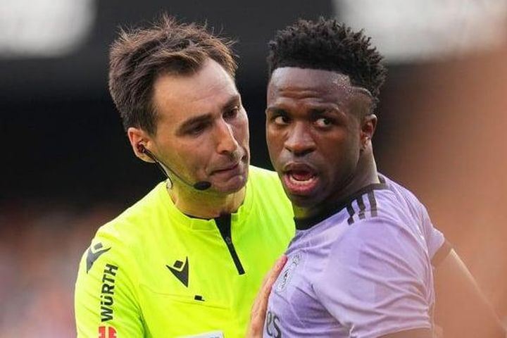 Vinicius bị phân biệt chủng tộc, Ban tổ chức La Liga sa thải 6 trọng tài VAR