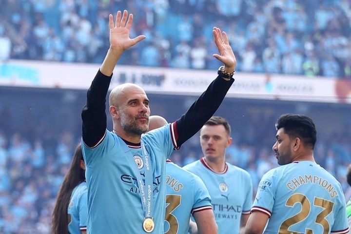 Guardiola cam kết ở lại Man.City ít nhất ở mùa tới