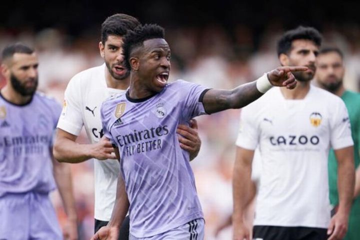 Vinicius được xóa án treo giò, 7 người bị bắt vì lạm dụng anh