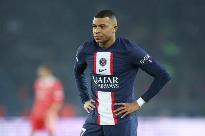 Kylian Mbappe ra quyết định bất ngờ về tương lai tại PSG