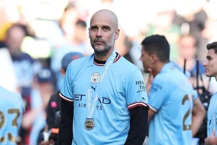 Pep Guardiola cam kết tương lai với Man City