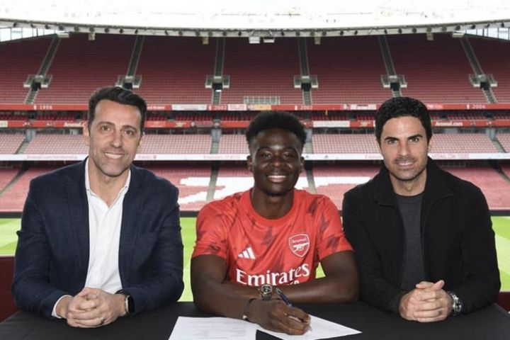 Tin mới nhất bóng đá sáng 24/5: Bukayo Saka gia hạn với Arsenal