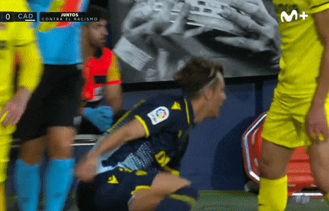 Cầu thủ La Liga cay cú, lao đến cắn đối thủ