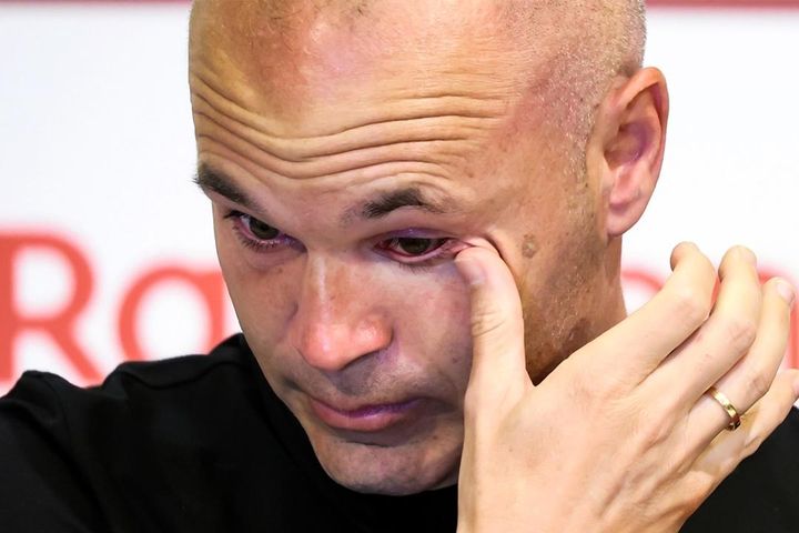 Nước mắt Iniesta khi nói lời cuối ở Vissel Kobe