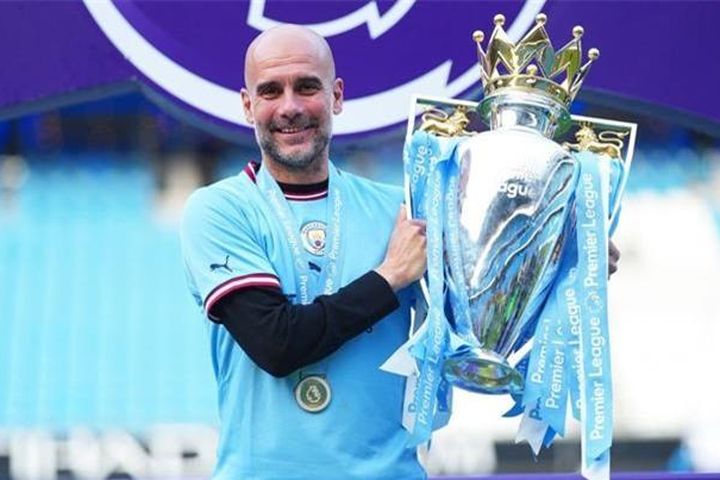 Pep Guardiola vẫn chưa dám nghĩ tới cú ăn ba cho Man City