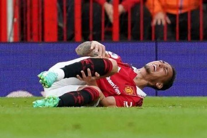 Antony bật khóc khi rời sân bằng cáng
